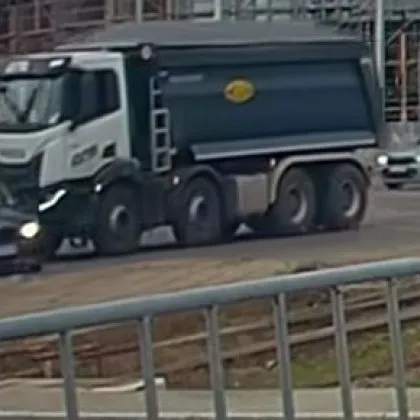 Меле в София! Камион отнесе БМВ ВИДЕО