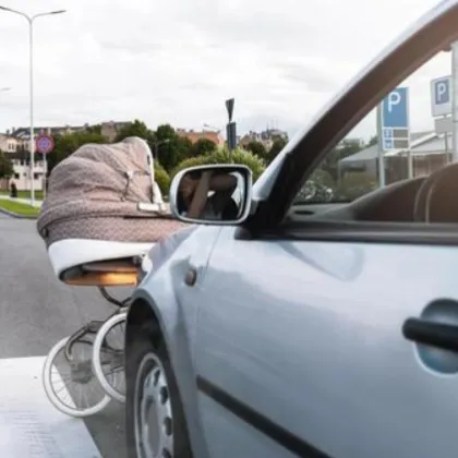 Шофьор на микробус нарушил правилата за движение по пътищата блъсна правилно движеща