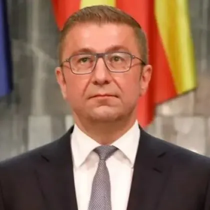 Мицкоски с ироничен коментар за включването на българите в конституцията