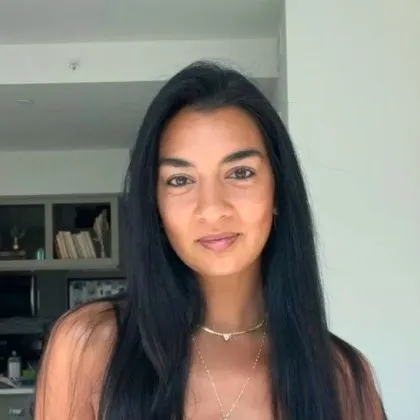 Жена печели хиляди долари на ден само като показва ръцете си: Каква е тайната?