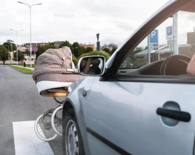 Микробус блъсна майка с количка на "зебра"