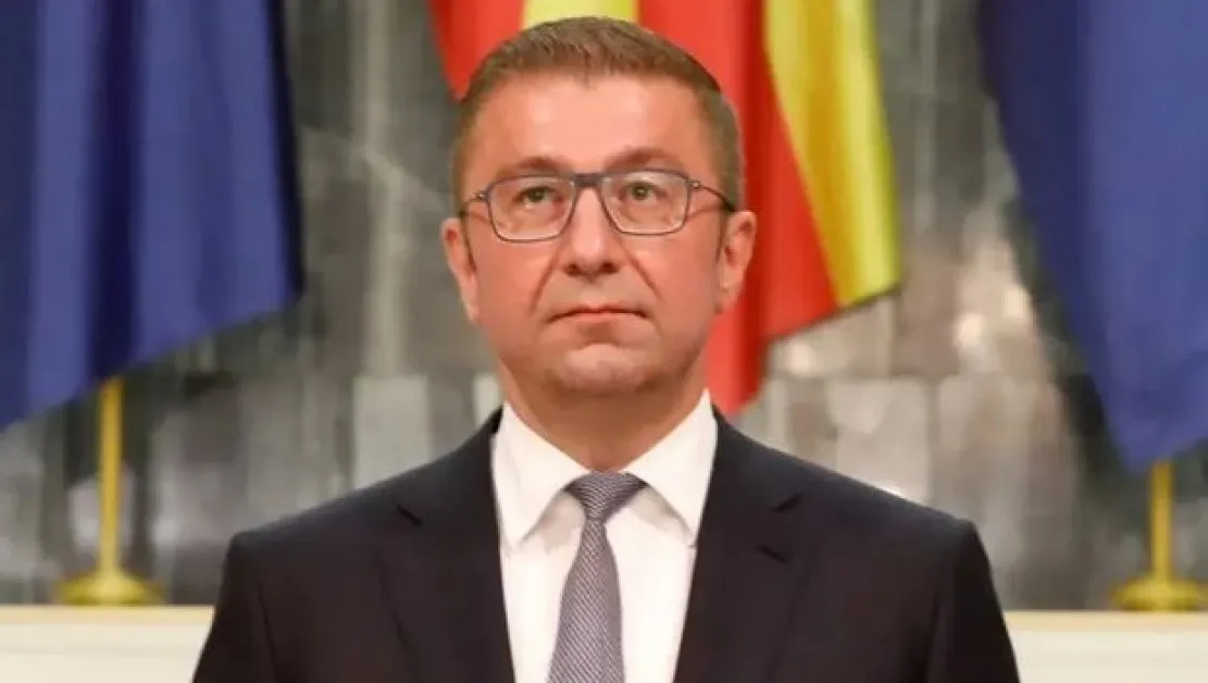 Мицкоски с ироничен коментар за включването на българите в конституцията