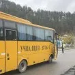 Водач на ученически автобус почина, докато шофира