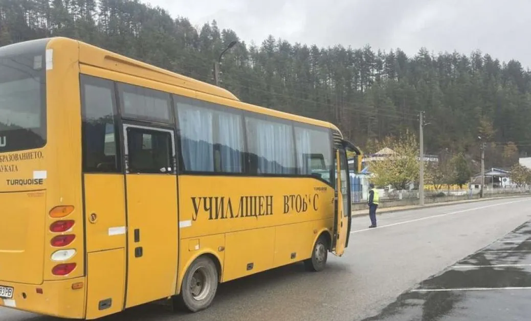 Водач на ученически автобус почина, докато шофира