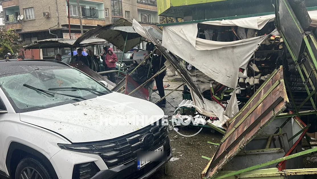 Автомобил се вряза в сергиите на Кооперативния пазар в Казанлък