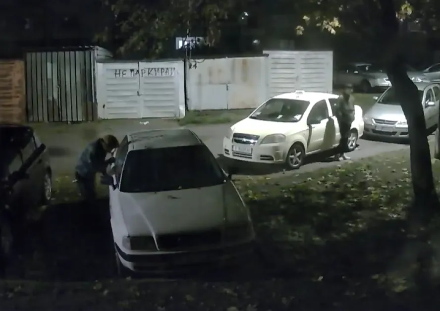 Двама мъже обикалят и обират коли в Ямбол ВИДЕО