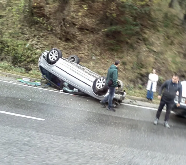 Катастрофа на Хаинбоаз, кола е по таван СНИМКА