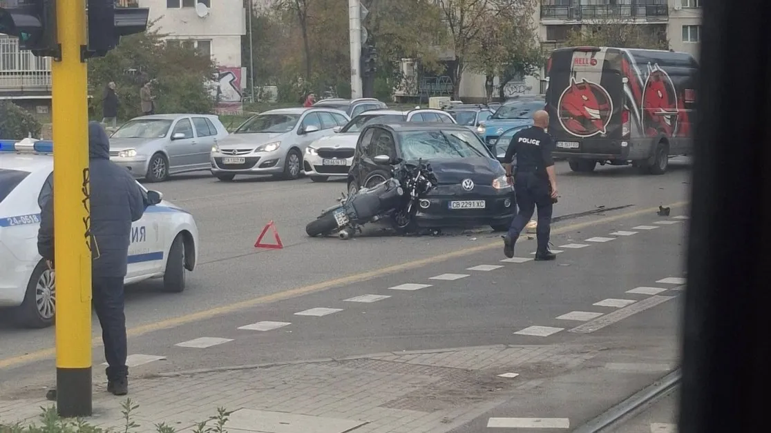 Катастрофа с мотор в София, дойдоха медици