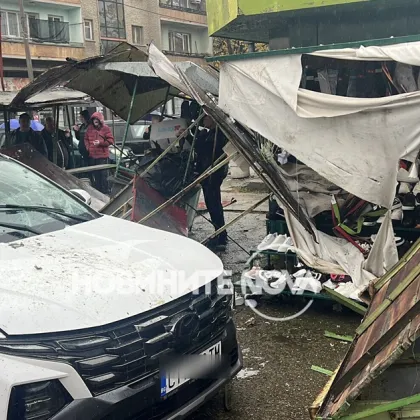 Автомобил навлезе в пазара на град Казанлък Съборени са няколко