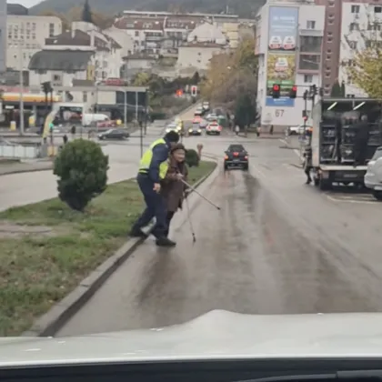 Доброто! Полицай помогна на възрастна жена с патерици да пресече улица в Шумен ВИДЕО