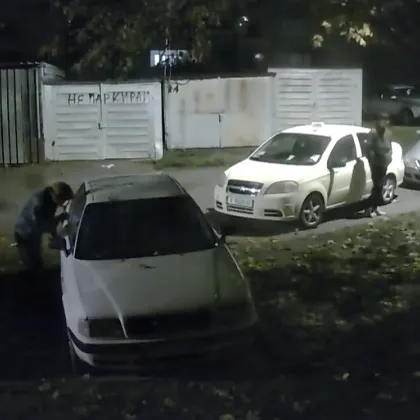 Двама мъже са заснети от охранителна камера в Ямбол докато