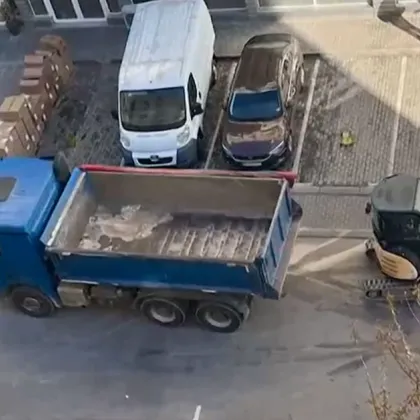 Близо 200 семейства от два жилищни блока в район Източен