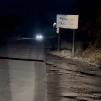 "Някой ще се убие тук!": Хвърлят в храстите табела, предупреждаваща за опасен път