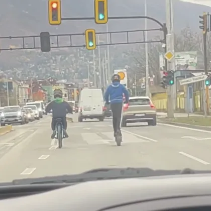 Деца бяха заснети на видео как карат по столичен булевард