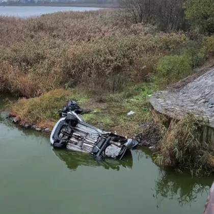 Задържан е шофьорът на колата с мигранти, паднала в Бургаското езеро