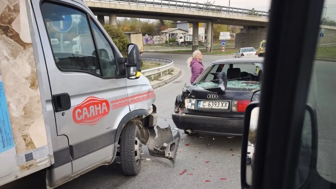 Микробус и кола се удариха на кръгово при Околовръстното в София, има щети СНИМКА
