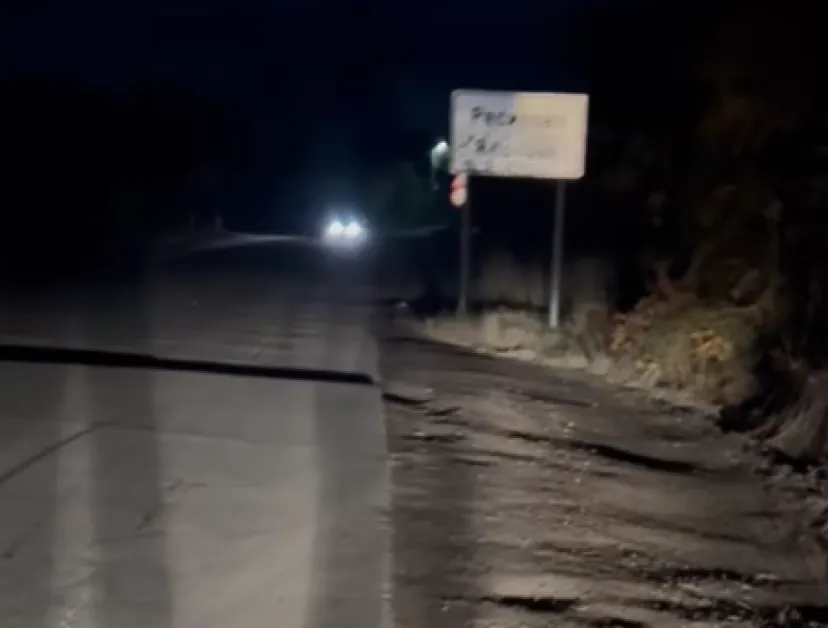 "Някой ще се убие тук!": Хвърлят в храстите табела, предупреждаваща за опасен път