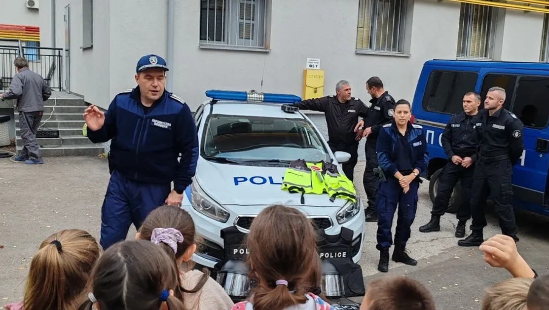 Полицаи гостуваха на второкласници от ОУ "Екзарх Антим I" в Пловдив