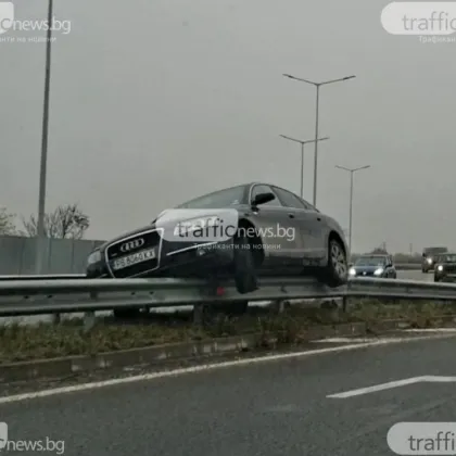 Ауди "кацна" върху мантинела на пътя Пловдив–Асеновград