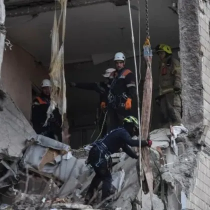 Шест загинали, след като Русия удари енергийни и жилищни обекти в Украйна