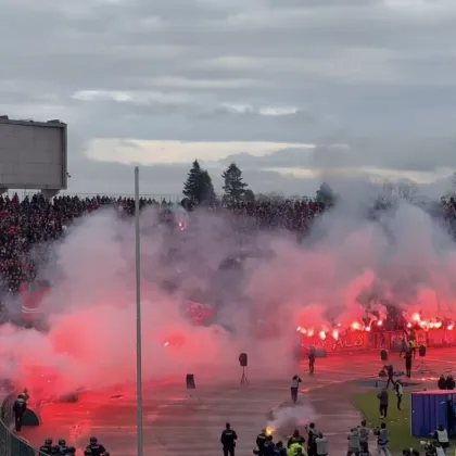 Вечното дерби на София бе прекратено за кратко от рефера Радослав