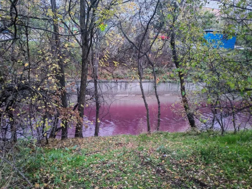 Реката в „Слатина" промени цвета си – хората питат: Кой е виновен? СНИМКИ