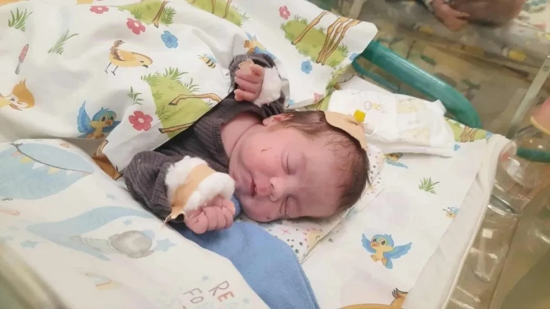 Роден 780 грама: Бебе Иван има нужда от нашата помощ