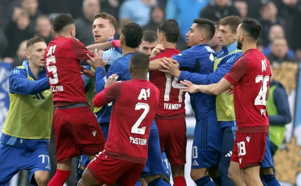 След меле между играчи и прекъсване: ЦСКА грабна победата при днешното дерби ВИДЕА