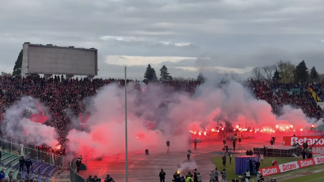 Спряха за кратко мача Левски - ЦСКА ВИДЕА