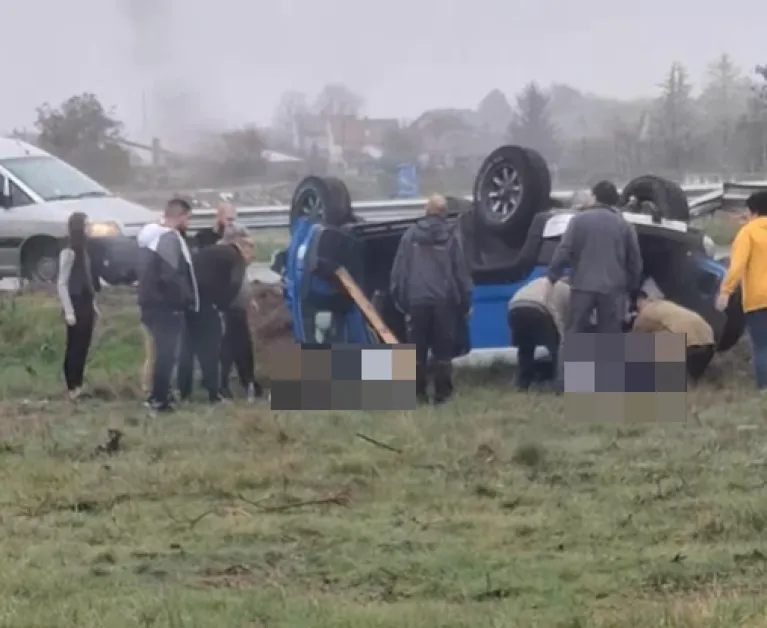 Тежка катастрофа в Старозагорско, кола е по таван