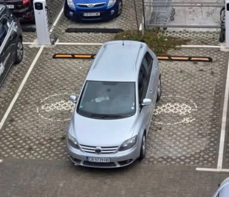 "Майсторско" паркиране на претъпкан паркинг разгневи столичани СНИМКА