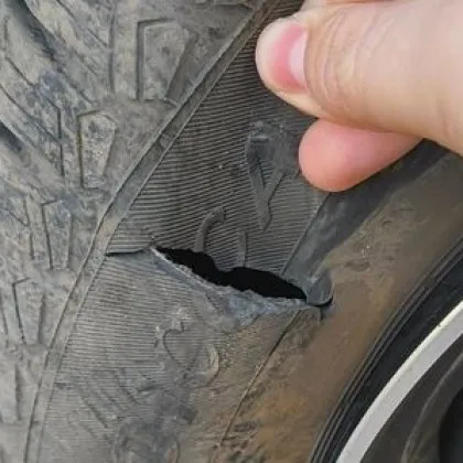 Столичанин откри колата си със срязана гума СНИМКА