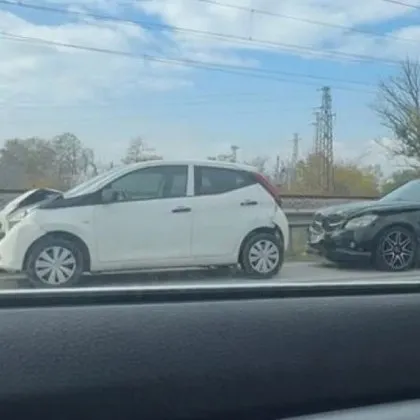 Километрична опашка се е образувала заради катастрофа с няколко автомобила