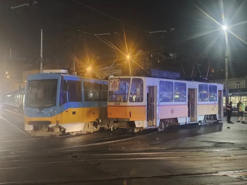 Мелето в София: Бусът се е ударил в трамвая, водачът - пиян