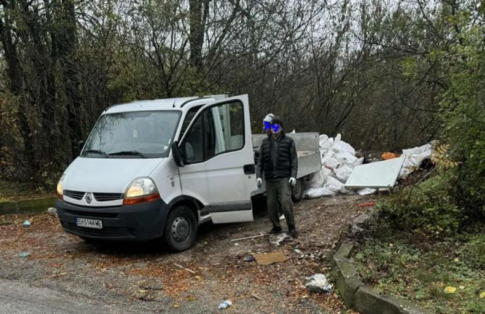 Наглост без граници! Изсипаха камара боклук над Панорамата на Плевен СНИМКИ