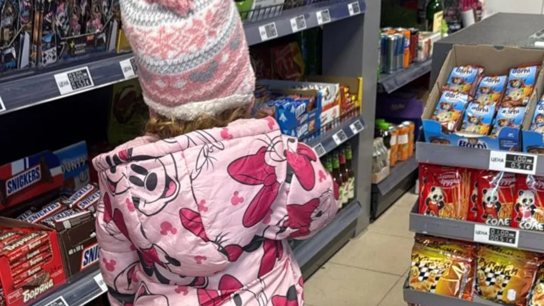 Столичанка алармира: тригодишно дете бе само навън късно вечер, къде бяха родителите? СНИМКА