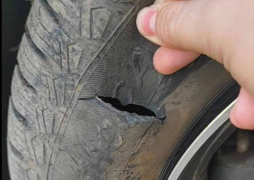 Столичанин откри колата си със срязана гума СНИМКА