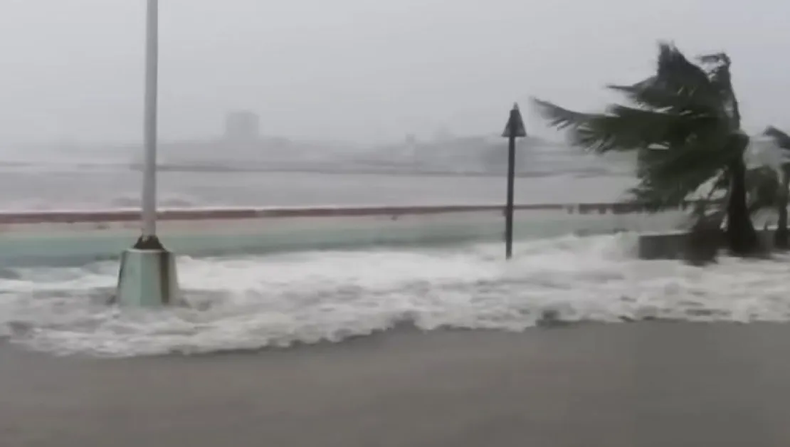 Супертайфунът Фунуон удари Филипините, има жертви ВИДЕО