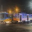 Мелето в София: Бусът се е ударил в трамвая, който дерайлирал!