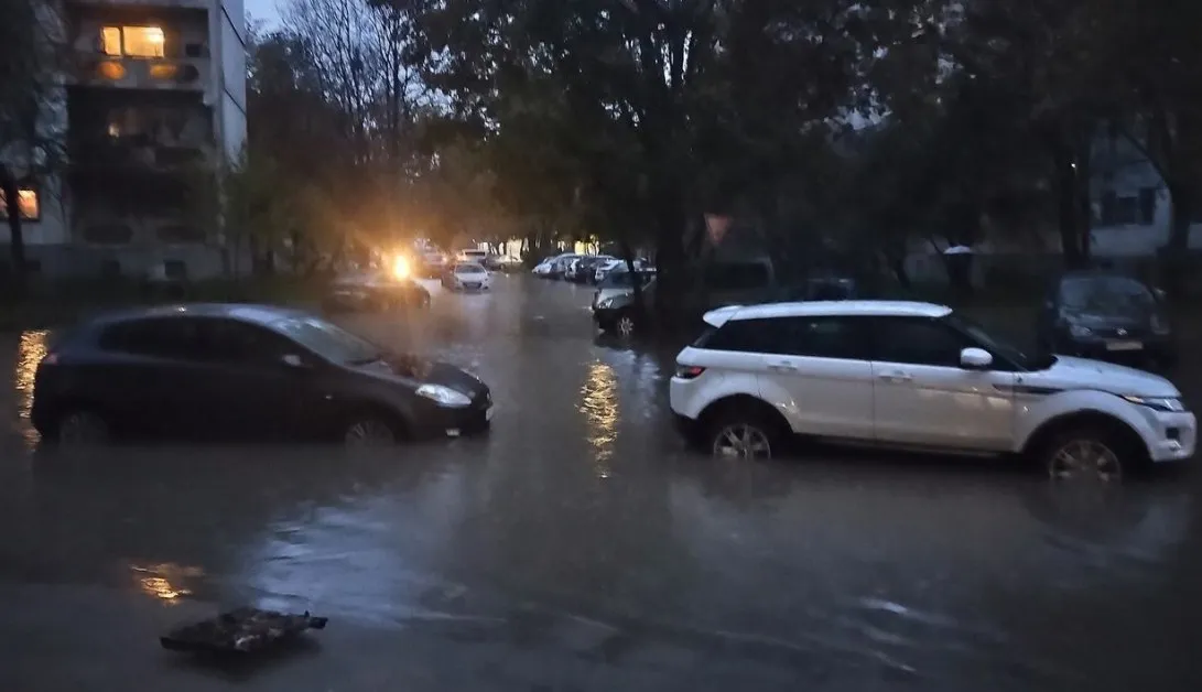 Авария превърна в езеро улици в Пловдив СНИМКИ+ВИДЕО