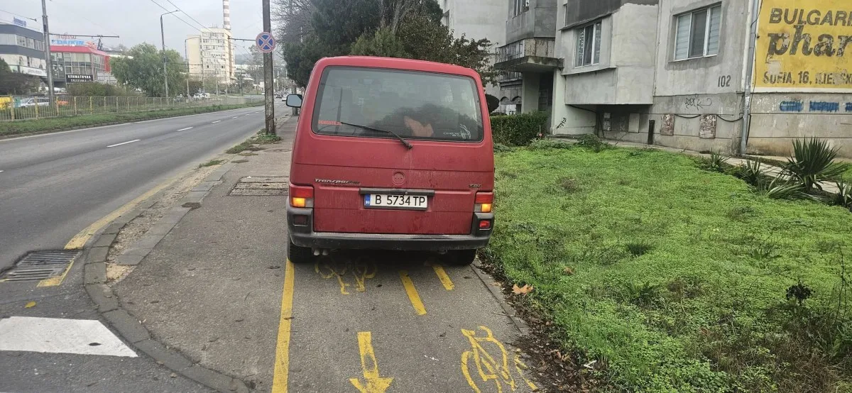 Безхаберие! Бус паркира върху велоалея във Варна СНИМКИ