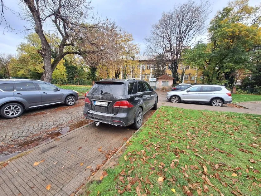 Джип паркира върху тротоар в Пловдив. А правилата?