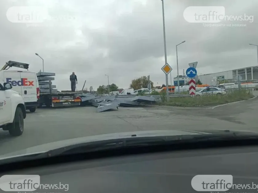 Камион разпиля товар край Пловдив, има тапа СНИМКИ