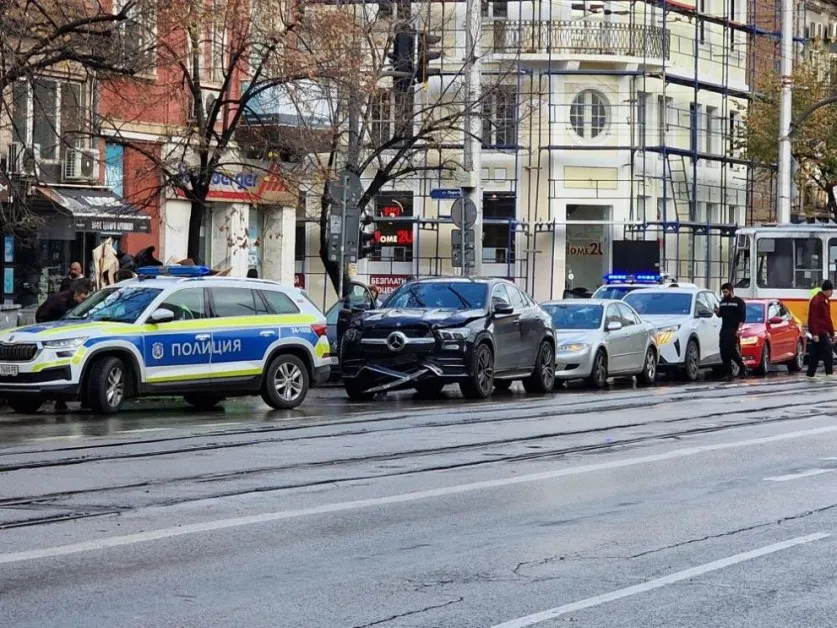 Катастрофа с лъскав джип в София, движението е затруднено СНИМКИ