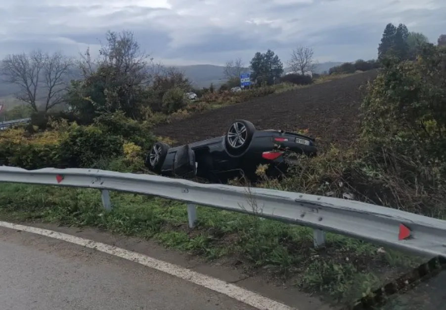 Кола се обърна по таван във Великотърновско СНИМКА