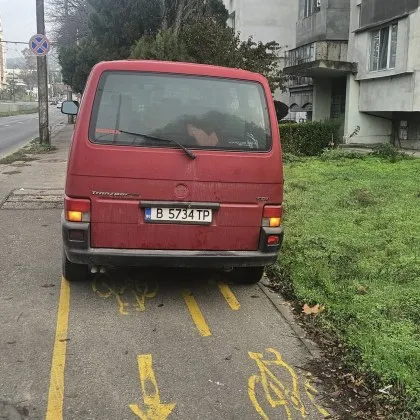 Безхаберие! Бус паркира върху велоалея във Варна СНИМКИ