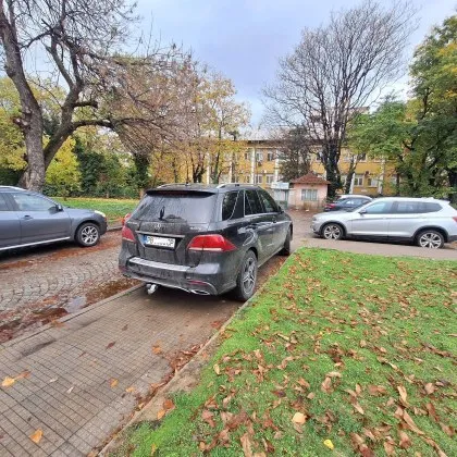 Джип паркира върху тротоар в Пловдив. А правилата?