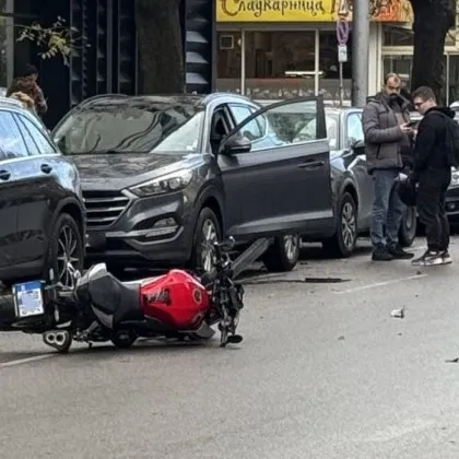Инцидент с моторист в столицата СНИМКИ