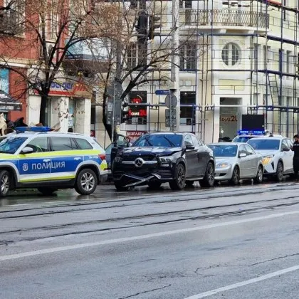 Катастрофа с лъскав джип в София, движението е затруднено СНИМКИ