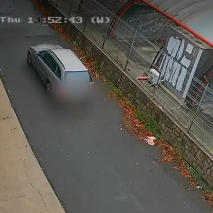 Камера е заснела как шофьор блъска възрастна жена на улица в